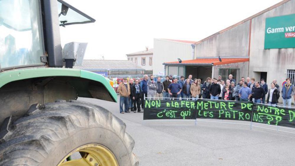 Mercredi 7 novembre, un collectif d’éleveurs s’est mobilisé devant le dépôt coopératif et le Gamm vert de Saissac, dans l’Aude, pour demander son maintien. © Amël François/La Dépêche du Midi.